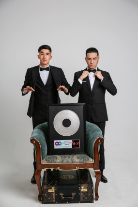 兄弟时尚帅气写真图片